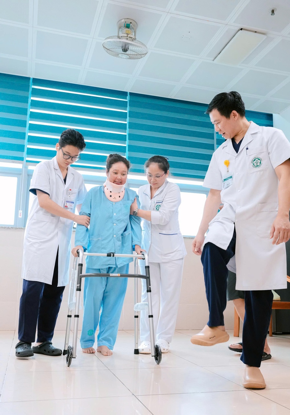 Sang Việt Nam chữa bệnh, người mẹ 5 con đi lại được sau 8 tháng liệt 2 chân - 1