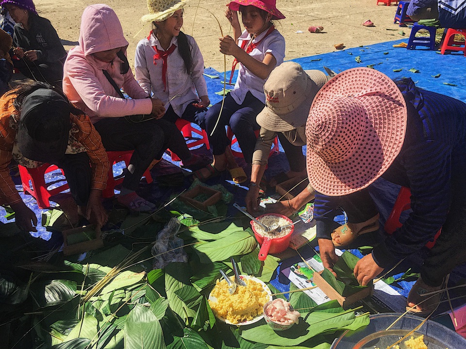 Thầy trò trường vùng cao tự tay gói bánh chưng đón Tết - 1 Thầy trò trường vùng cao tự tay gói bánh chưng đón Tết - 1