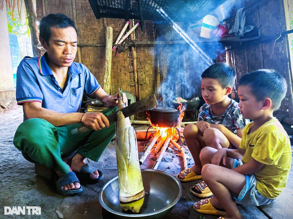 Rớt nước mắt cảnh 2 đứa trẻ đợi cơm từ thiện của người bố mắc bệnh nặng - 2 Rớt nước mắt cảnh 2 đứa trẻ đợi cơm từ thiện của người bố mắc bệnh nặng - 2