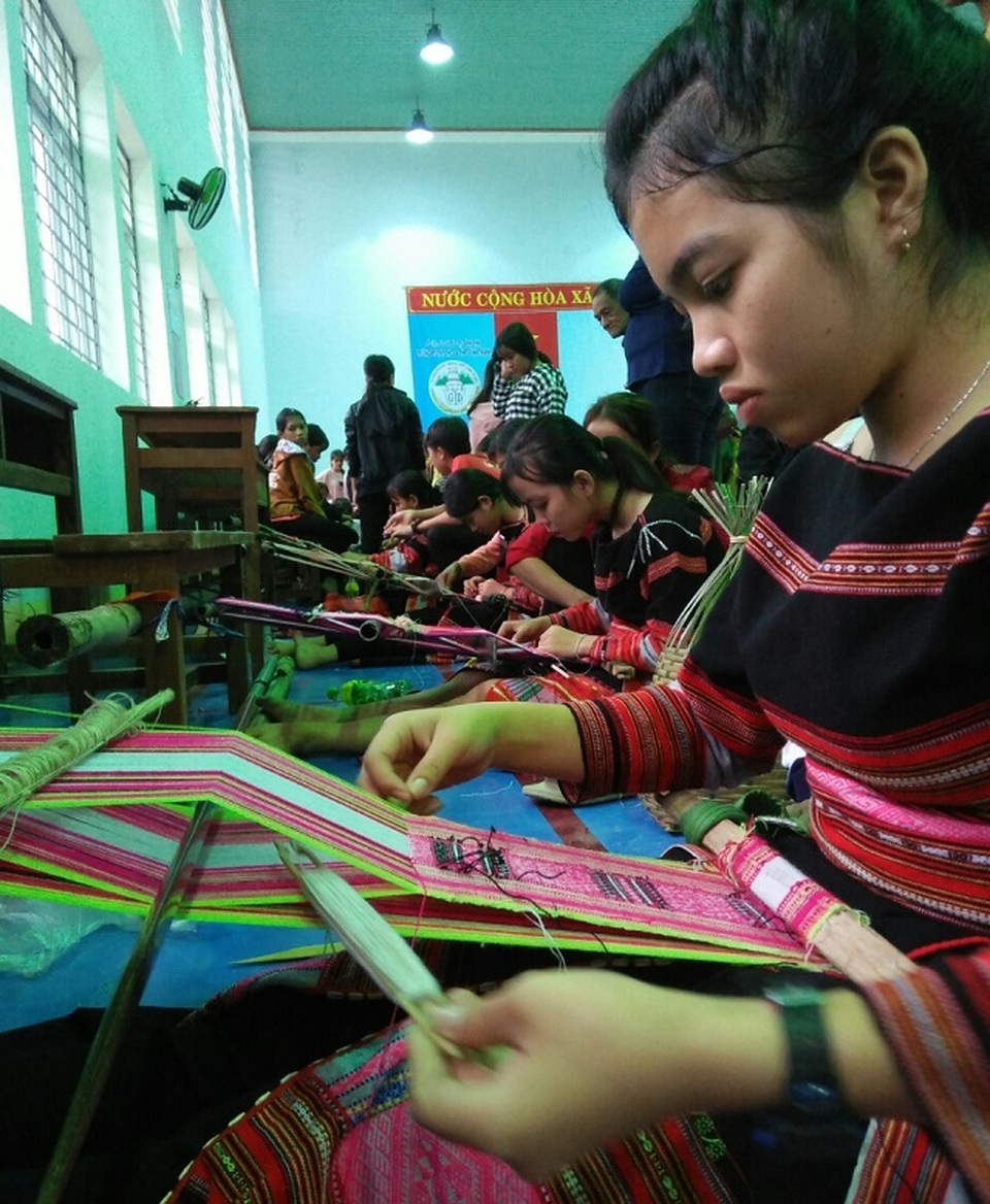 Nhen ngọn lửa tình yêu văn hóa truyền thống cho học sinh Bana - 3 Nhen ngọn lửa tình yêu văn hóa truyền thống cho học sinh Bana - 3