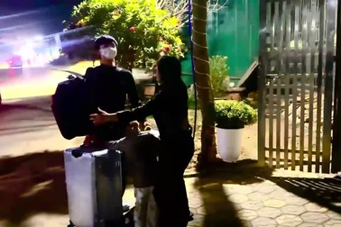 Từ Hàn Quốc về mà không báo ai, chàng trai bị mẹ "tát không trượt phát nào"