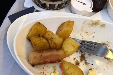 Mua chỗ ngồi VIP, khách nhận được ghế ngồi bẩn, tóc lẫn trong đồ ăn