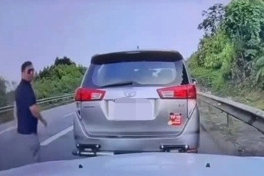 Chặn ô tô khác trên cao tốc để cãi nhau, tài xế bị phạt gần 14 triệu đồng