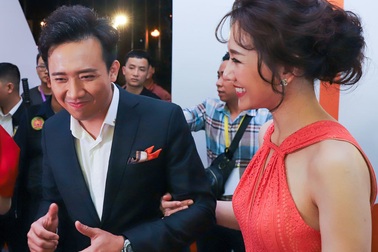 Trấn Thành và  Hari Won dự sự kiện vẫn tình tứ và... “lầy lội”