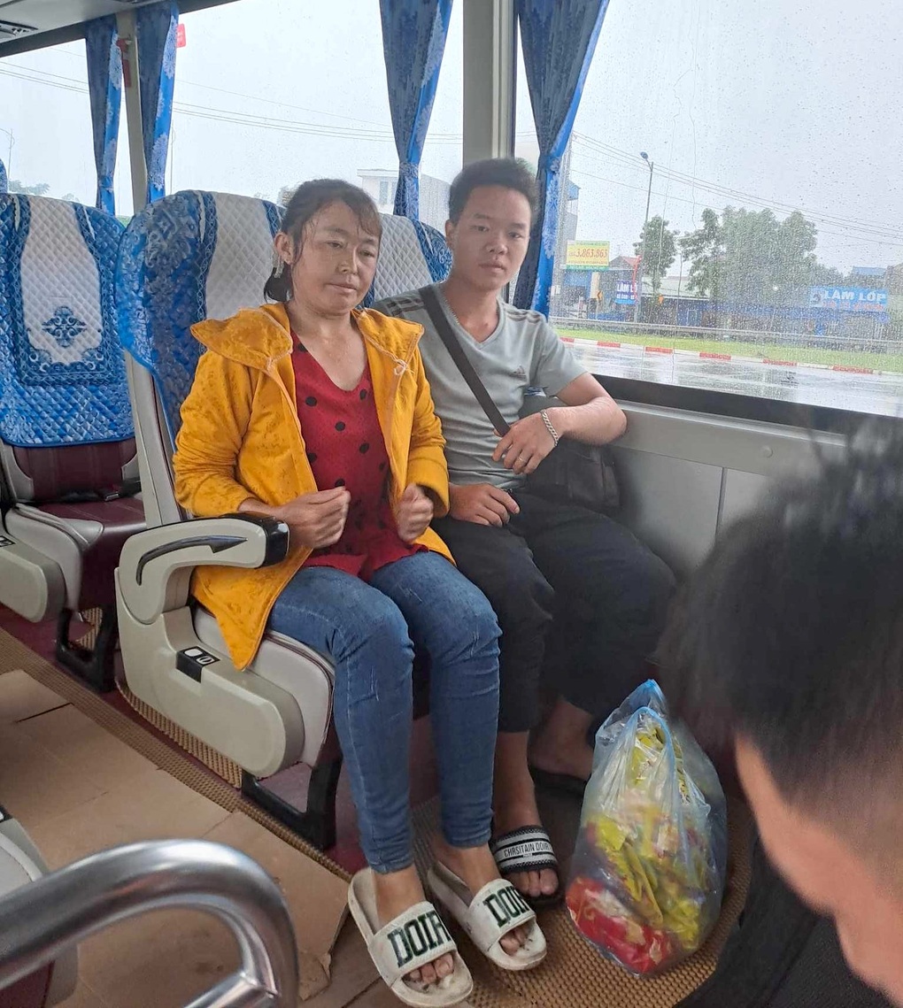 Bị chủ bùng lương, hai người HMông đi bộ 7 ngày từ Hà Nội về Hà Giang - 3 Bị chủ bùng lương, hai người HMông đi bộ 7 ngày từ Hà Nội về Hà Giang - 3