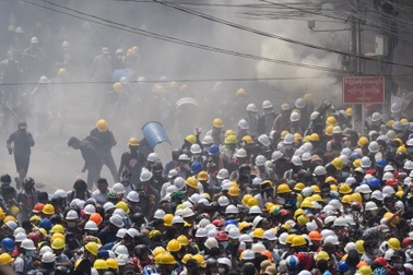 Cảnh sát Myanmar giải tán đám đông biểu tình ở Yangon