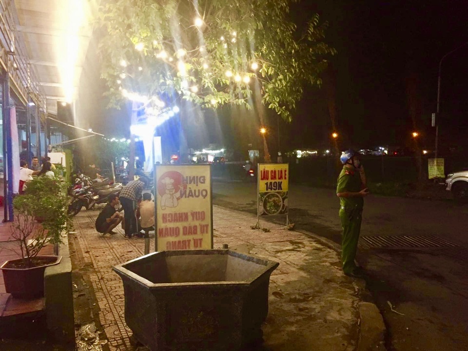 Mâu thuẫn giữa 2 nữ tiếp viên, hơn 20 người hỗn chiến trên phố - 1 Mâu thuẫn giữa 2 nữ tiếp viên, hơn 20 người hỗn chiến trên phố - 1