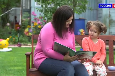 Bé gái Nga 4 tuổi nói lưu loát 7 thứ tiếng