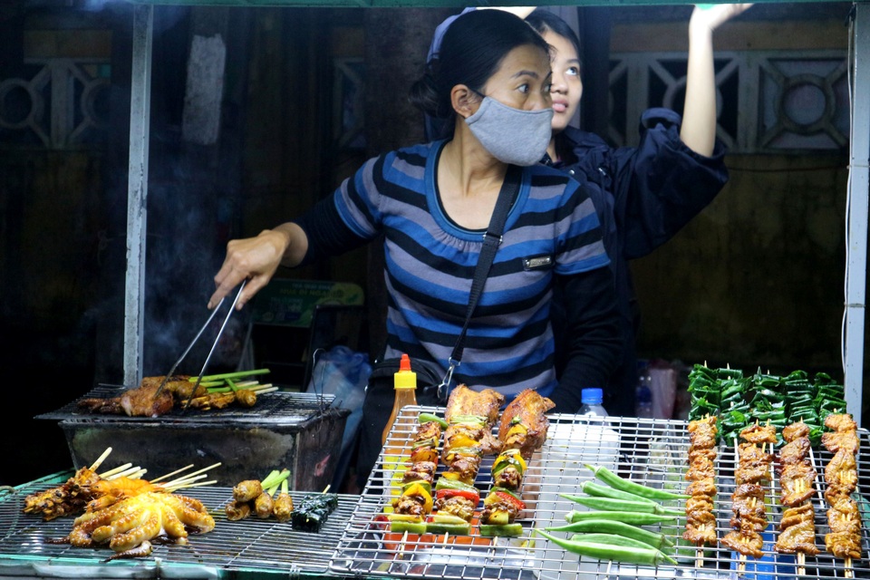 Du khách thích thú trải nghiệm chợ phiên Hội An mừng năm mới 2021 - 5