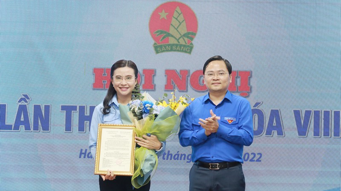 Đồng chí Nguyễn Anh Tuấn - Ủy viên Trung ương Đảng, Bí thư Thứ nhất Trung ương Đoàn trao quyết định công nhận Chủ tịch Hội đồng Đội Trung ương khóa VIII cho đồng chí Nguyễn Phạm Duy Trang, Bí thư Trung ương Đoàn.