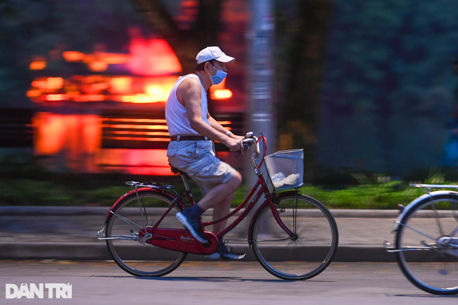 Người dân Hà Nội nườm nượp ra đường tập thể dục sau lệnh nới lỏng - 1 Người dân Hà Nội nườm nượp ra đường tập thể dục sau lệnh nới lỏng - 1