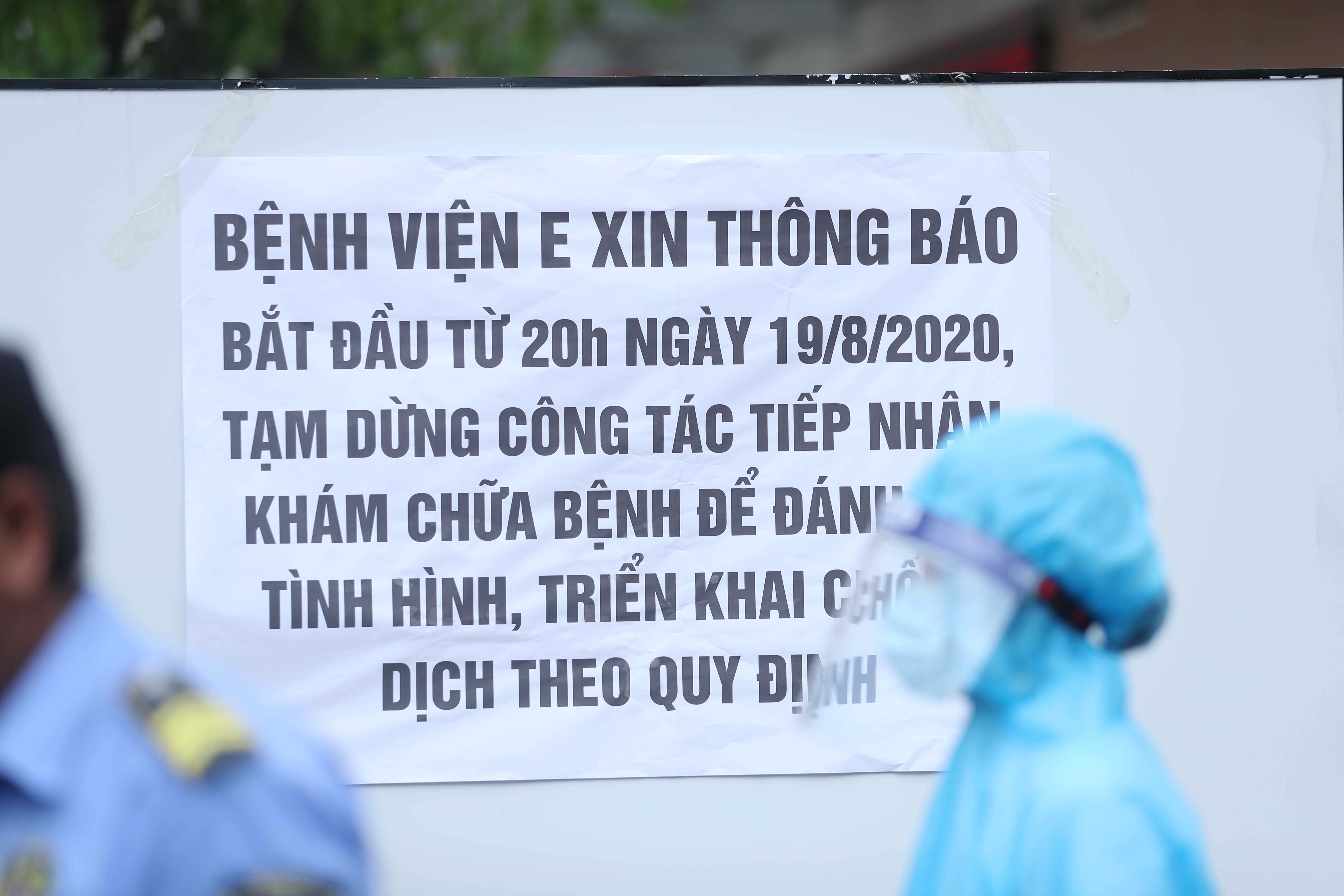 Cảnh tiếp tế qua hàng rào cách ly Bệnh viện E - 4 Cảnh tiếp tế qua hàng rào cách ly Bệnh viện E - 4