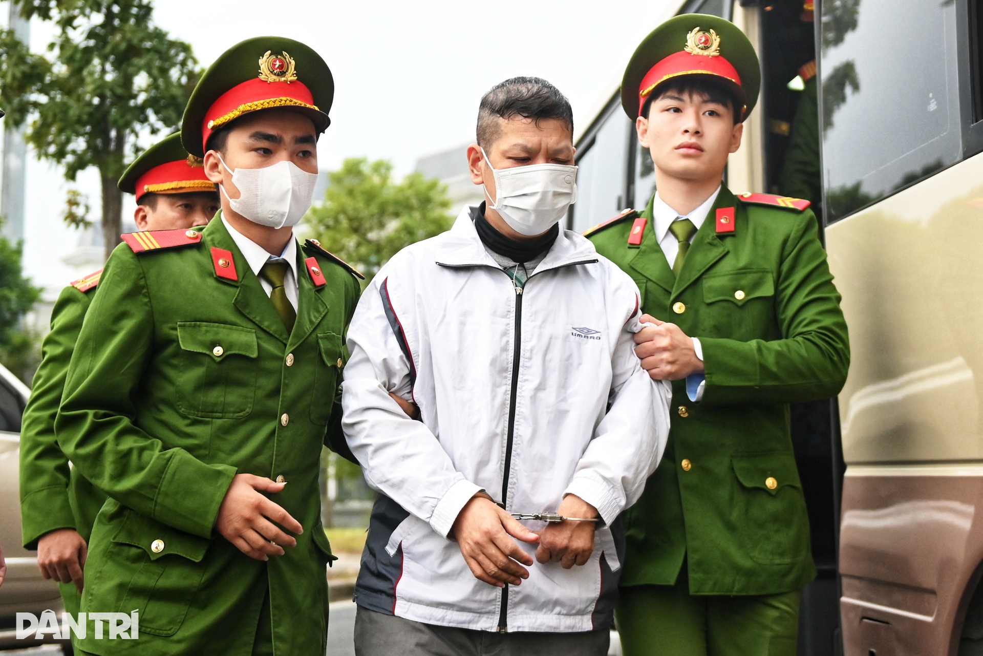 Dẫn giải các bị cáo trong đường dây nhận hối lộ tại Cục An toàn thực phẩm - 5 Dẫn giải các bị cáo trong đường dây nhận hối lộ tại Cục An toàn thực phẩm - 5