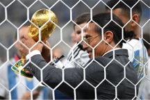 FIFA lên tiếng về hành động cầm cúp vô địch phản cảm của "Thánh rắc muối"