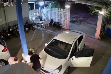 Tai nạn bất ngờ trong lúc đứng xi-nhan cho xe