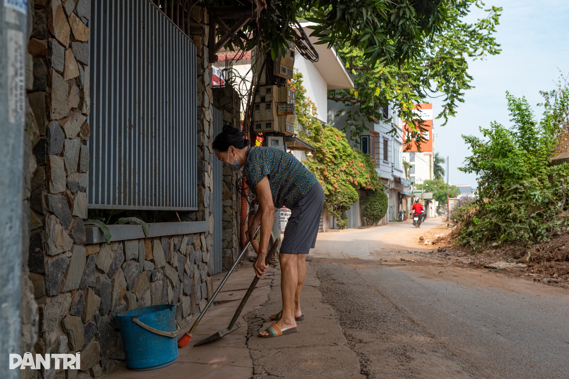 Dự án hạ đê Âu Cơ chậm tiến độ, người dân triền miên chịu ùn tắc, bụi bặm - 13 Dự án hạ đê Âu Cơ chậm tiến độ, người dân triền miên chịu ùn tắc, bụi bặm - 13