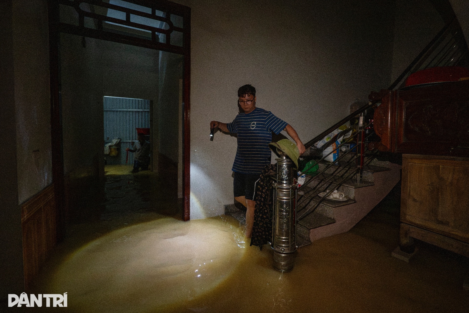 Bỏ ti vi, tủ lạnh... người dân Bắc Ninh trắng đêm chạy lũ lịch sử - 3 Bỏ ti vi, tủ lạnh... người dân Bắc Ninh trắng đêm chạy lũ lịch sử - 3