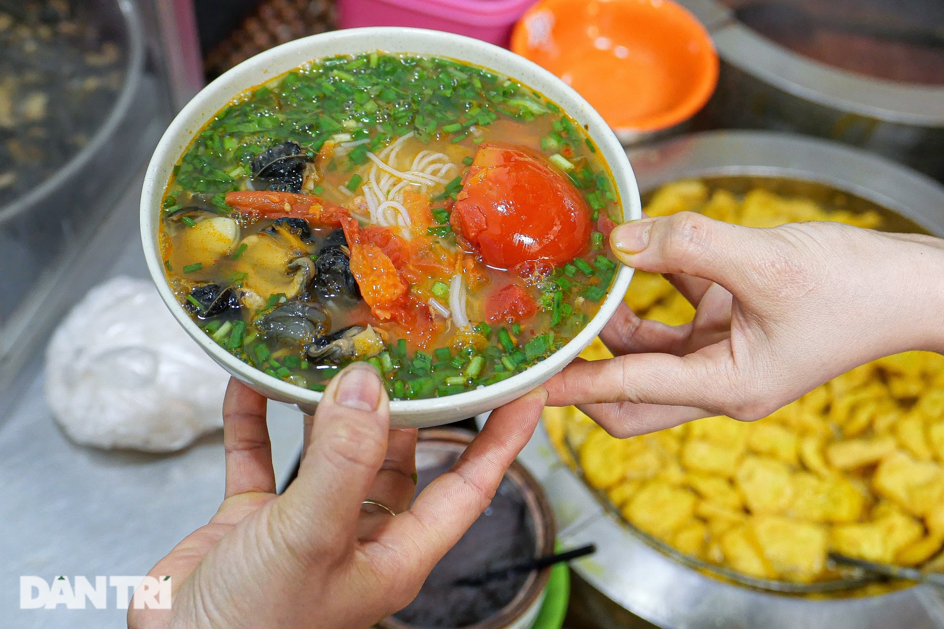 Toát mồ hôi ăn bún ốc một người ngồi, năm người đứng nhìn ở Hà Nội - 12 Toát mồ hôi ăn bún ốc một người ngồi, năm người đứng nhìn ở Hà Nội - 12