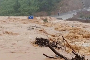 Mưa lớn làm nhiều nơi ngập sâu, chia cắt, dự kiến sơ tán gần 14.300 hộ