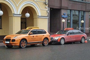 Người Nga gắn biển taxi cho Maybach và Porsche 
