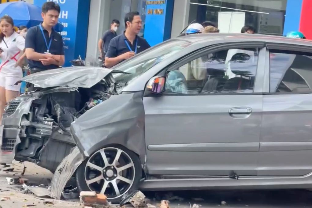 Nữ tài xế lao ô tô vào cột điện trên vỉa hè, 3 mẹ con bị thương - 1 Nữ tài xế lao ô tô vào cột điện trên vỉa hè, 3 mẹ con bị thương - 1