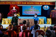 Trao 200 phần quà, xây dựng nhà tình thương cho bà con vùng biên giới