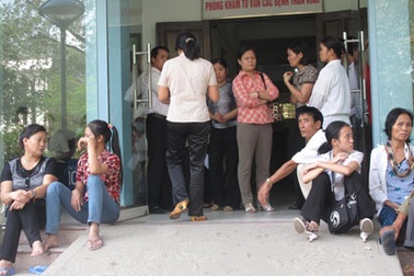 Khó như... “lót tay” cho bác sĩ!