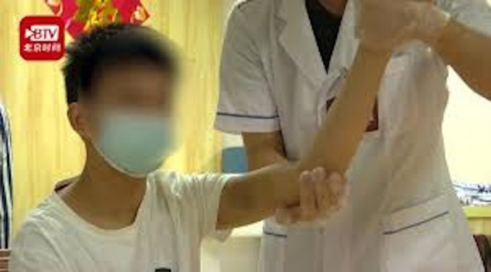 Cậu bé bị liệt tay vì chơi game quá nhiều trong khi ở nhà cách ly - 1 Cậu bé bị liệt tay vì chơi game quá nhiều trong khi ở nhà cách ly - 1