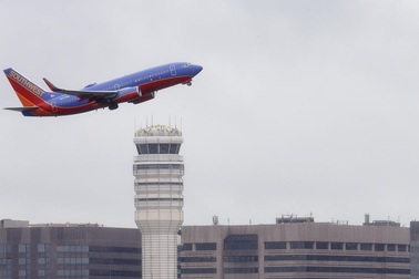 3 sân bay Mỹ tê liệt vì mùi lạ