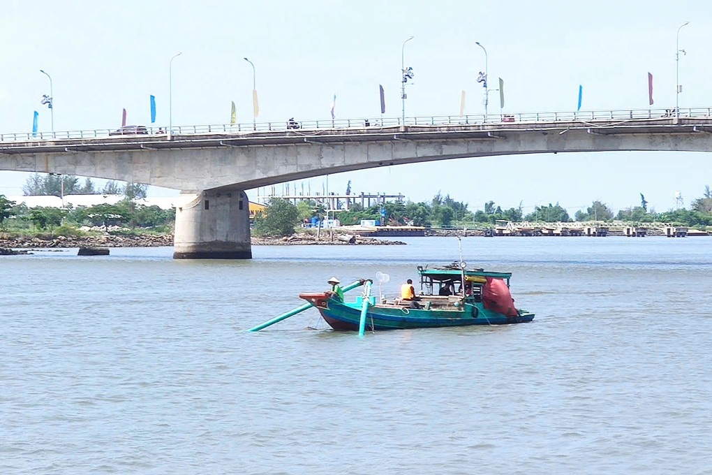 Đang đi du lịch với gia đình, người đàn ông lao xuống sông rồi mất tích - 1 Đang đi du lịch với gia đình, người đàn ông lao xuống sông rồi mất tích - 1