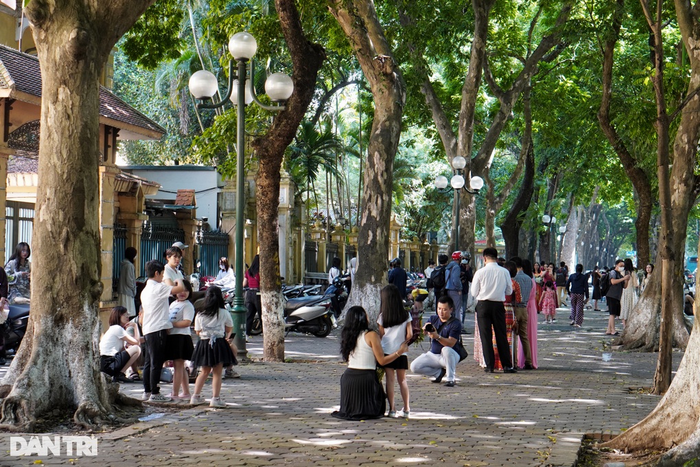 Hà Nội: Đường Phan Đình Phùng như phố đi bộ vì dòng người đổ về chụp ảnh - 1