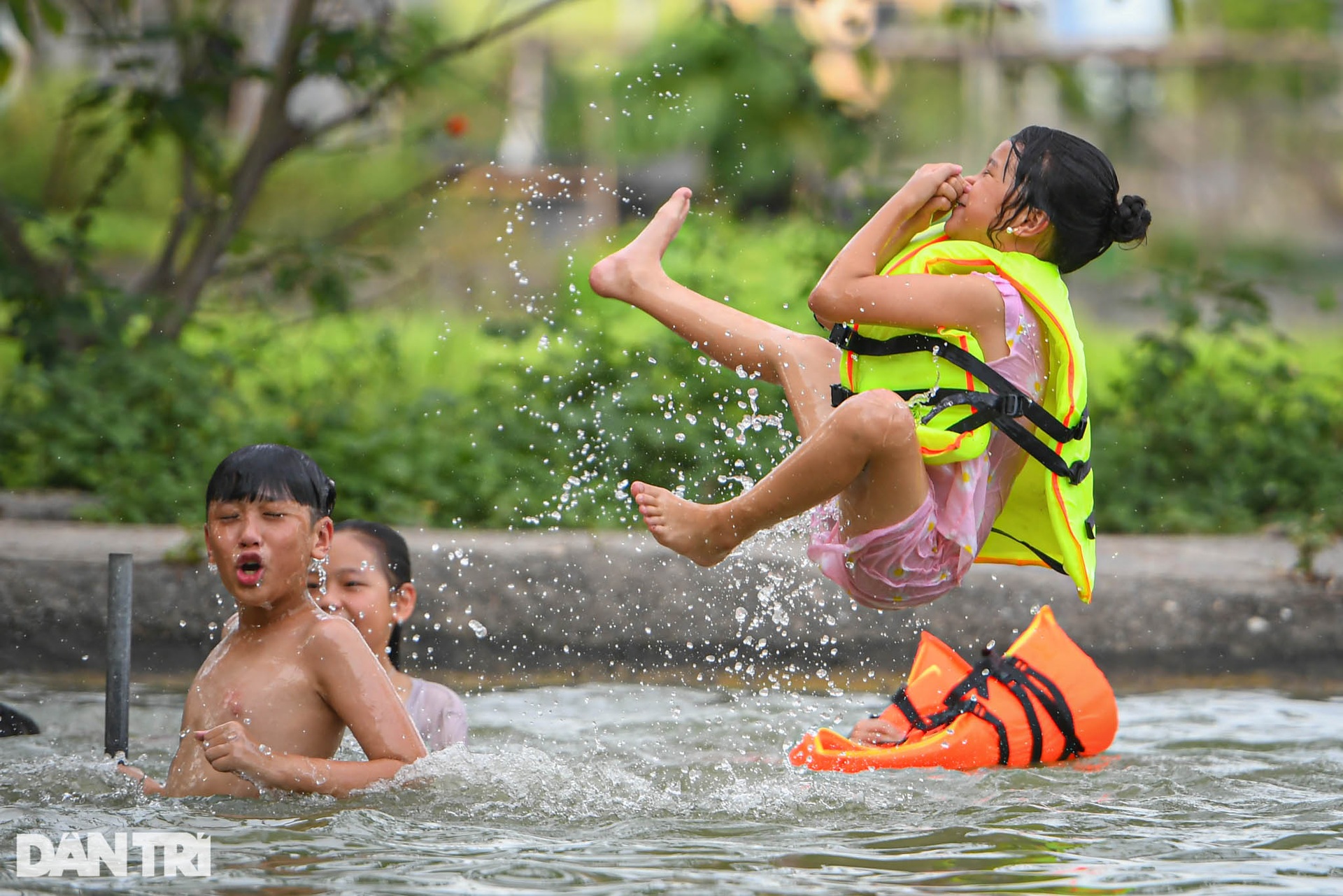 Mô hình tiêu biểu và giải pháp chống đuối nước cho trẻ em khu vực nông thôn - 13 Mô hình tiêu biểu và giải pháp chống đuối nước cho trẻ em khu vực nông thôn - 13
