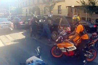 Màn rượt đuổi kinh hoàng giữa môtô và Land Rover