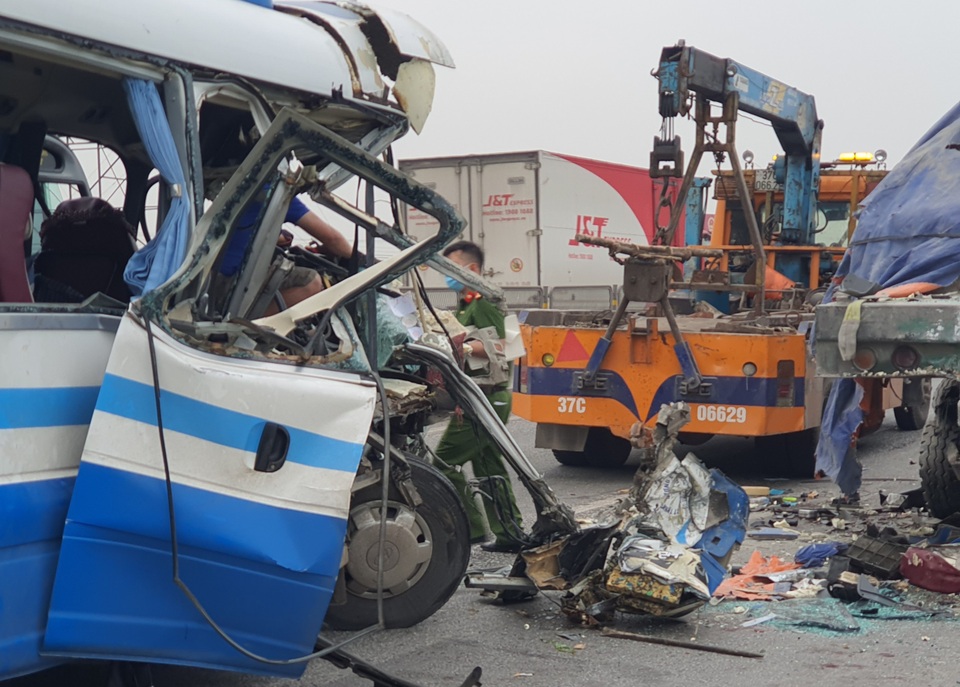 Vào khoảng 5h ngày 16/3, xe khách chở theo 22 người đi từ Thanh Hóa vào Nghệ An thì gặp nạn tại địa bàn xã Nghi Long, huyện Nghi Lộc. Vào khoảng 5h ngày 16/3, xe khách chở theo 22 người đi từ Thanh Hóa vào Nghệ An thì gặp nạn tại địa bàn xã Nghi Long, huyện Nghi Lộc.