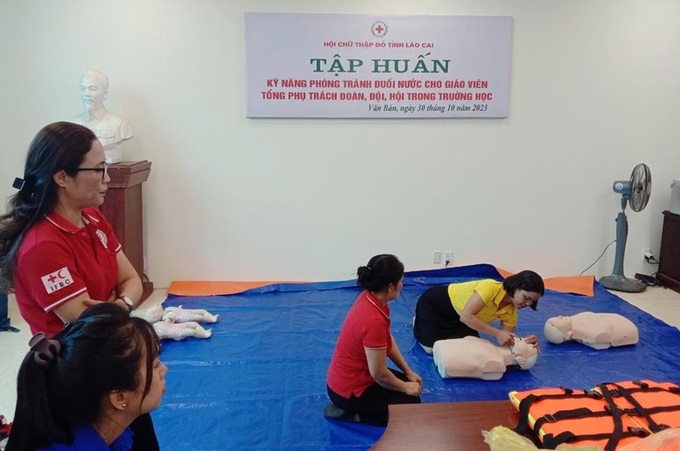 Thực hành kỹ năng cứu đuối cho trẻ.