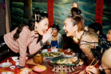 Rộ trào lưu tiệc tùng với người xa lạ bất chấp bị sàm sỡ, mất tiền