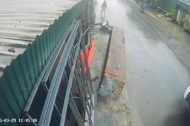 Khoảnh khắc người phụ nữ chạy thoát khối gỗ rơi từ trên ô tô xuống