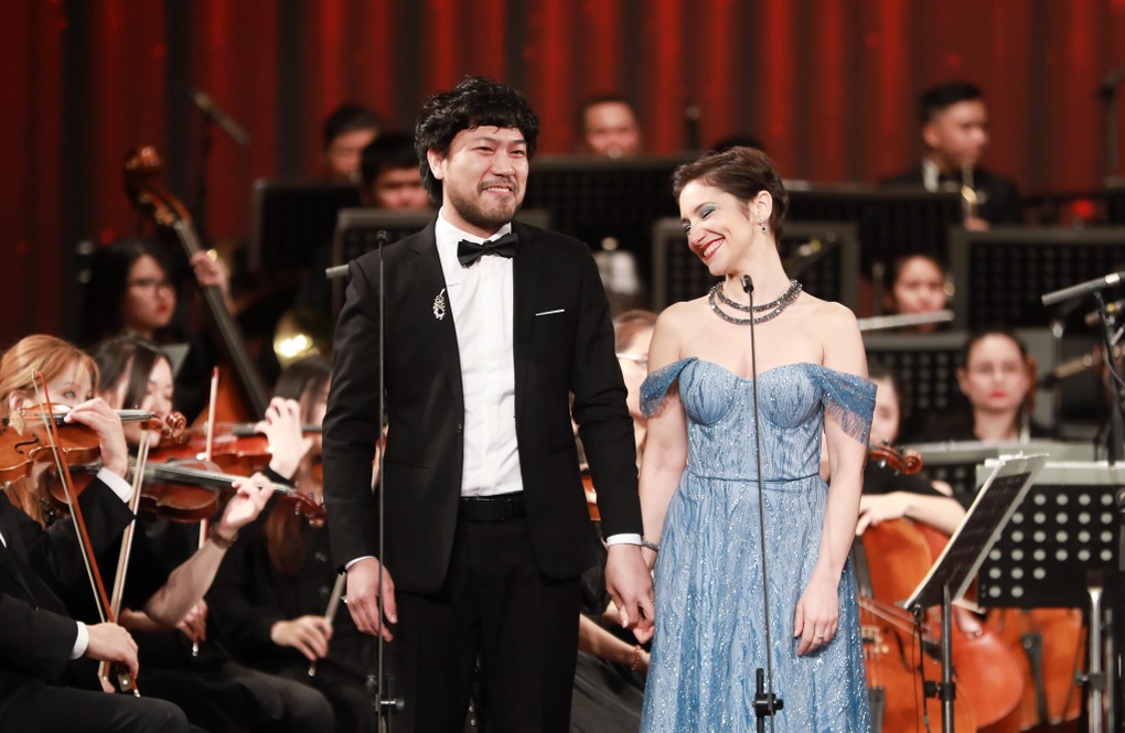 Ca sĩ nổi tiếng Angela Nisi gây ấn tượng trong bữa tiệc âm nhạc đầu năm - 4 Ca sĩ nổi tiếng Angela Nisi gây ấn tượng trong bữa tiệc âm nhạc đầu năm - 4