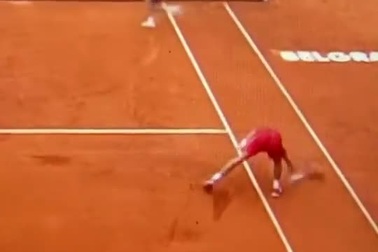 Novak Djokovic nổi điên, đập nát vợt như "quân thù"