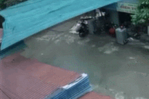 Ô tô mất lái lao vào nhà ven đường, hai thanh niên thoát chết đầy may mắn