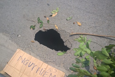 Hố sâu bất thường xuất hiện trên đường