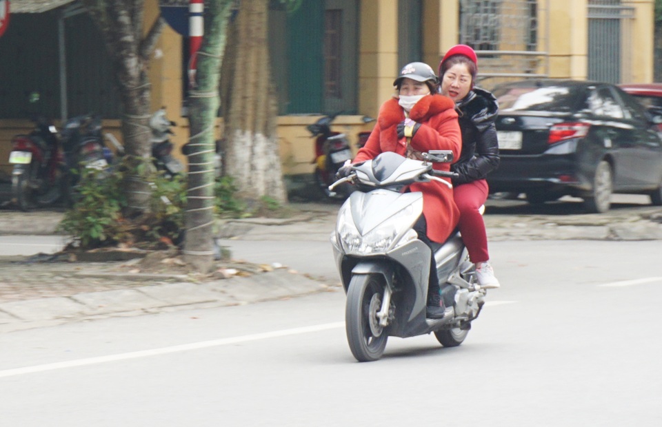 Lạnh cắt da cắt thịt, người dân phố thị đốt lửa chống rét - 1 Lạnh cắt da cắt thịt, người dân phố thị đốt lửa chống rét - 1