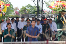 Phó Thủ tướng Lê Minh Khái viếng nghĩa trang liệt sĩ tại Quảng Trị