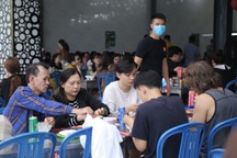 Quán ăn ở Đà Nẵng đông nghịt khách, nhân viên "toát mồ hôi" phục vụ ngày lễ