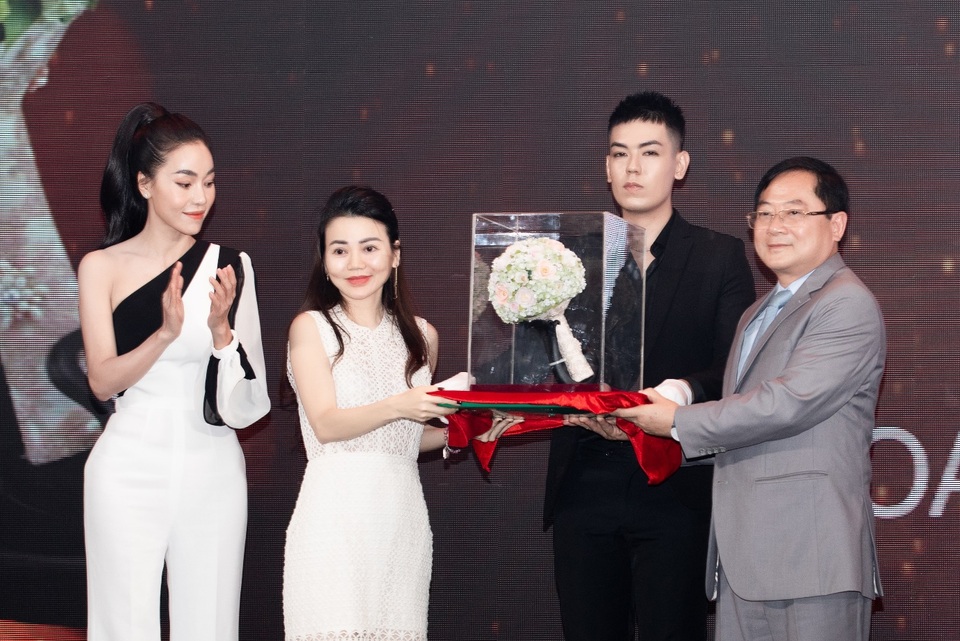 Tiết lộ bất ngờ về ghế đăng quang và quyền trượng dành cho tân Hoa hậu Việt Nam 2020 - 6 Tiết lộ bất ngờ về ghế đăng quang và quyền trượng dành cho tân Hoa hậu Việt Nam 2020 - 6
