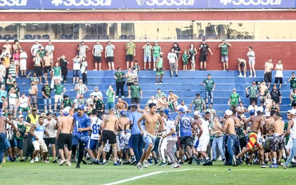 Bạo loạn kinh hoàng ở Brazil: Hàng trăm CĐV hỗn chiến, đuổi đánh cầu thủ - 2