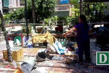 Nổ lớn khi bơm bóng bay, một phụ nữ bị hất văng nhiều mét