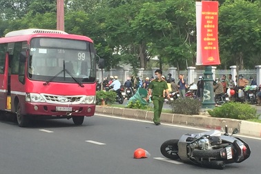 Huy động xe cẩu nâng xe buýt "giải cứu" thi thể nạn nhân