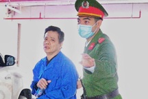 Dẫn giải các bị cáo trong đường dây chạy án ở TAND Cấp cao tại Đà Nẵng