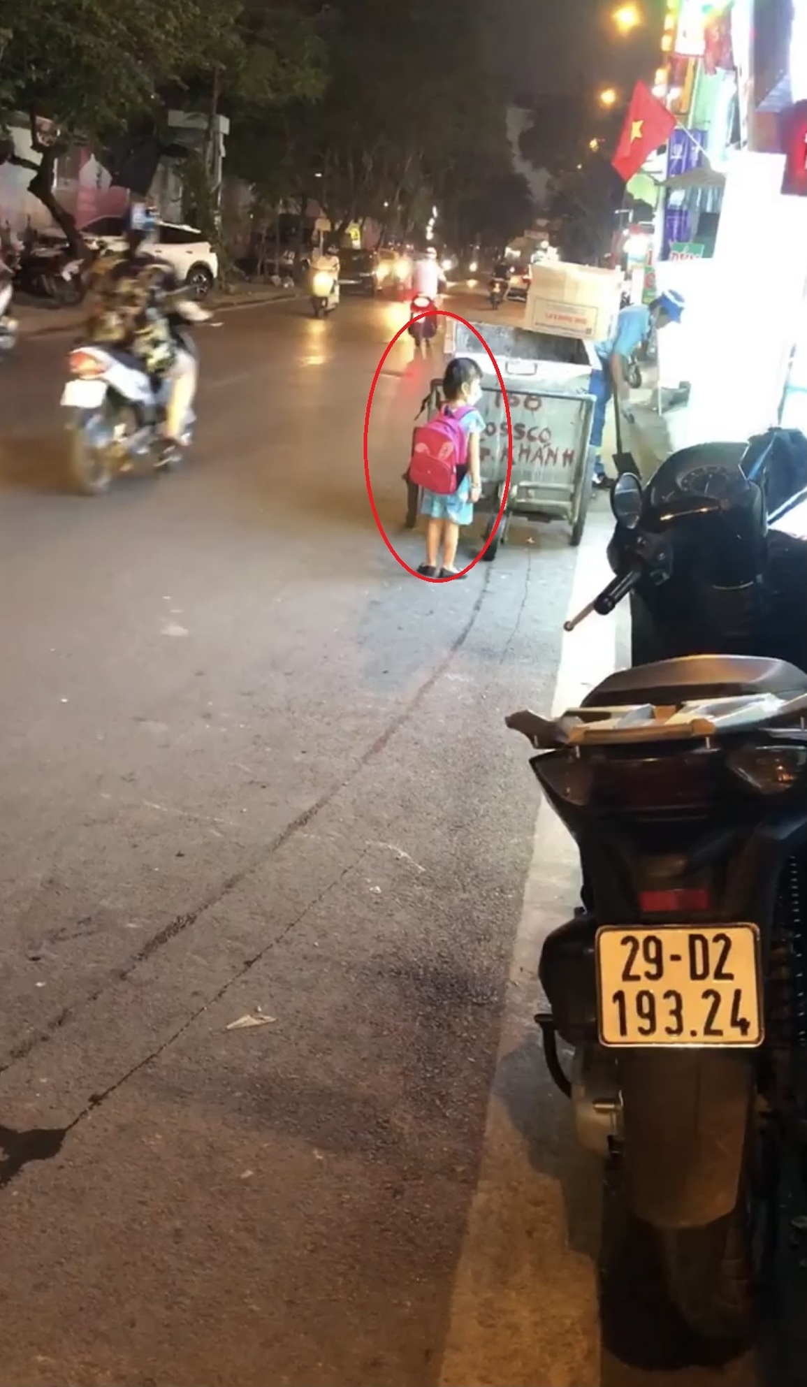 Hà Nội: Bé gái 4 tuổi lẽo đẽo theo người bố lao công đi gom rác trong đêm - 2 Hà Nội: Bé gái 4 tuổi lẽo đẽo theo người bố lao công đi gom rác trong đêm - 2